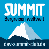 Logo des Summit Bergreisen Clubs mit stilisiertem Berg vor blauem Hintergrund und der Webseite day-summit-club.de.