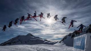 Sequenzaufnahme eines Skifahrers, der einen Sprung in den Bergen bei Sonnenschein ausführt.