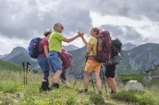 Wanderer und Wanderin geben sich die Hand