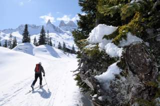 Skitourengeher auf dem Weg zur Hütte