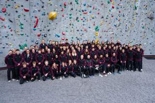 Gruppenbild der Athlet*innen und Trainer*innen bei der Mammut Einkleidung