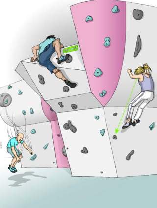Drei Personen klettern an einer Kletterwand, eine erreicht die Markierung 