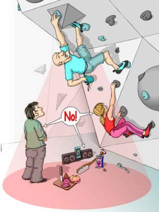 Gegenstände liegen auf der Matter während Personen darüber bouldern