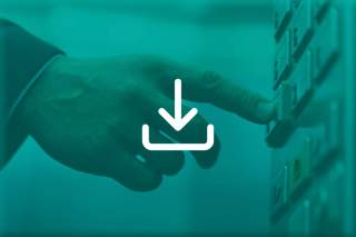 Hand drückt Knopf an einem Aufzug-Bedienfeld, darüber Symbol eines Download-Pfeils.