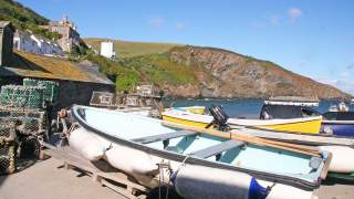 Boot und Fangkörbe im Hafen von Port Isaac