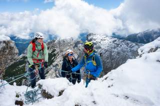 Drei BergsteigerInnen bei der Ausbildung am Fels und Eis