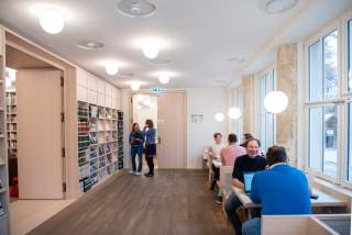 Leselounge der Bibliothek des DAV