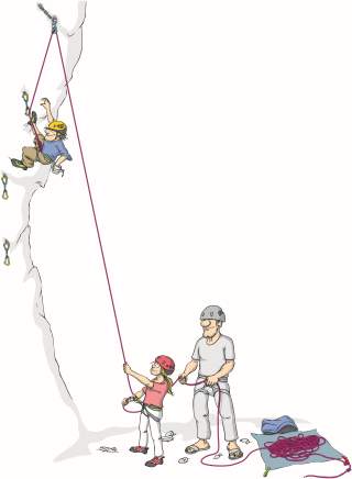 Ein Kind klettert eine Felswand hinauf, während ein weiteres Kind und ein Erwachsener am Boden sichern; alle tragen Kletterausrüstung und Helme.