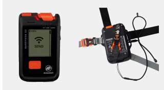 Zwei Ansichten eines Mammut Barryvox S2 Lawinenpiepers, einer mit Display und Sendetaste, der andere mit Rückseite und Befestigungsriemen.