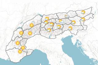 Wetterkarte der Alpen mit überwiegend sonnigem Wetter im Westen und teils bewölktem Wetter im Osten und Norden.