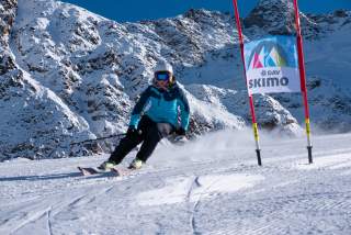 Person fährt bei Skimorennen