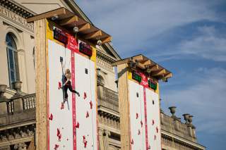 Kletterin an der Speedwand