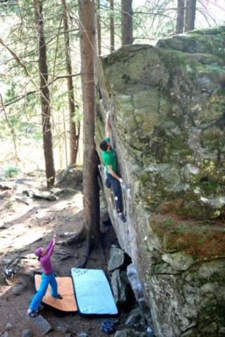 Spoten bei hohem Boulder