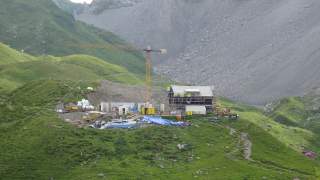 Alpine Hüttenbaustelle mit Kran