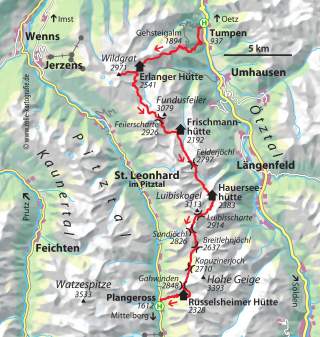 Karte der Alpenregion zwischen Plangeroß und Tumpen mit eingezeichneter, rot markierter Wanderroute über mehrere Hütten (Rüsselsheimer Hütte, Frischmannhütte, Erlanger Hütte) und markanten Gipfeln sowie Ortsnamen und Höhenangaben.