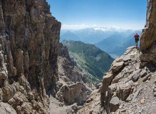 Unterwegs auf der anspruchsvollen Grand Vire begeistern die Tiefblicke