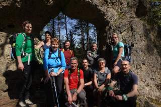 Wandergruppe mit 10 Leuten vor einem Felsentor