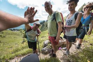 Menschen schlagen am Berg ein