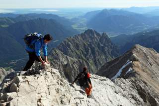 Bergsteiger am Jubiläumsgrat im Wettersteingebirge.
