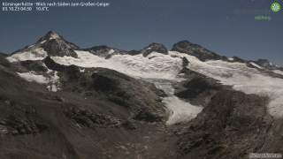 Blick auf schroffe Berggipfel und Gletscher unter einem sternenklaren Nachthimmel bei 10,6°C, aufgenommen von der Kürsingerhütte in Richtung Süden zum Großen Geiger.