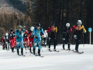 Skimo Athleten beim Aufstieg auf Ski