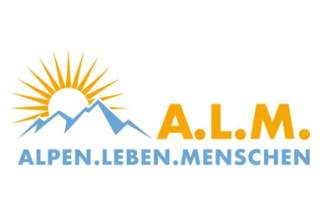 Logo mit stilisierten blauen Berggipfeln und einer gelben Sonne im Hintergrund sowie dem Schriftzug „A.L.M. ALPEN.LEBEN.MENSCHEN“ in gelber und blauer Schrift.