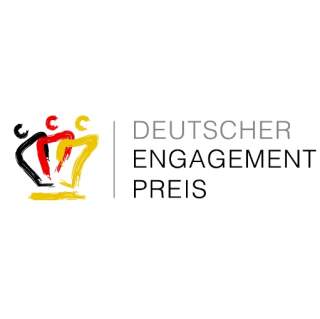 Logo des Deutschen Engagementpreises mit drei stilisierten Figuren in den Farben Schwarz, Rot und Gelb neben dem Schriftzug „DEUTSCHER ENGAGEMENT PREIS“.