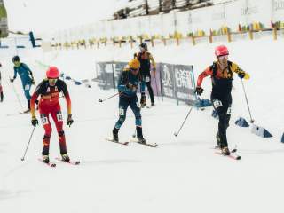 Man sieht drei Athleten, die gerade ihre Mixed Runde beginnen und mit ihren Teampartnerinnen abgeklatscht haben. Ganz rechts ist der deutsche Athlet Finn Hösch und im Hintergrund steht noch die Athletin Tatjana Paller, die ihre Runde beendet hat.