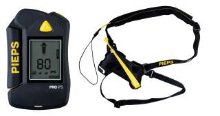 Schwarzes LVS-Gerät mit Display und gelben Elementen neben einem schwarzen Suchsondenhalter mit gelbem Suchsondenstab und verstellbarem Gurt.