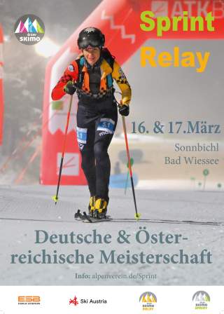 Frau in Skitouren-Ausrüstung läuft mit Skiern und Stöcken auf einer Schnee-Strecke entlang einer roten Start-/Ziellinie. Text informiert über die Deutsche & Österreichische Meisterschaft im Skitourensprint am 16. & 17. März in Bad Wiessee.