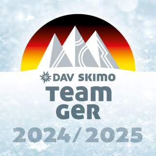Logo mit stilisierten Bergspitzen vor einem schwarz-rot-gelb verlaufenden Halbkreis und der Schrift „DAV Skimo Team GER 2024/2025“ auf einem eisblauen Hintergrund.