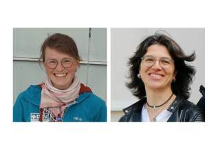Porträtfoto von zwei lächelnden Frauen mit Brille, eine mit kurzem braunem Haar und blauer Jacke, die andere mit dunklem schulterlangem Haar und Lederjacke.
