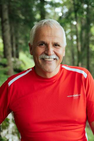 Das Bild zeigt den Wegewart der Sektion Rosenheim. Er heißt Horst Oster und trägt ein rotes T-Shirt.