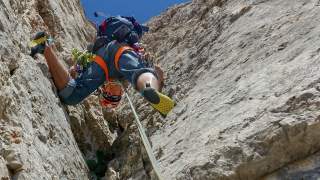 Mann klettert in Verschneidung