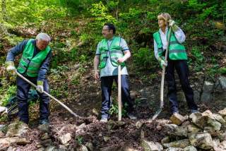 Bundespräsident Steinmeier, Elke Büdenbender und Staatsminister Tobias Gotthardt (Mitte) sanieren den Grünbodensteig auf dem Weg zur Priener Hütte.