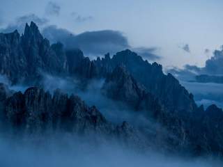 Schroffe Gipfel im Abendlicht