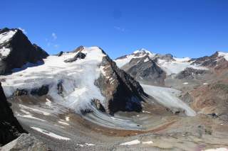 Panorama auf zwei Gletscherzungen, Rückzug der Gletscher deutlich an freiligendem Schutt und Fels zu erkennen.