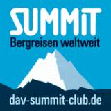 Logo des Summit Bergreisen Clubs mit stilisiertem Berg vor blauem Hintergrund und der Webseite day-summit-club.de.