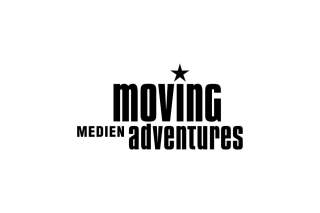 Schwarzes Schriftlogo auf weißem Hintergrund mit den Worten „moving adventures“ und „medien“, über dem „i“ in „moving“ befindet sich ein schwarzer Stern.