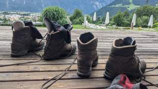 Bergstiefel auf Holzterrasse