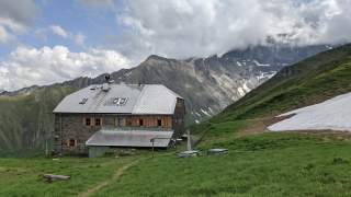 Gleiwitzer Hütte mit Bergen im Hintergrund