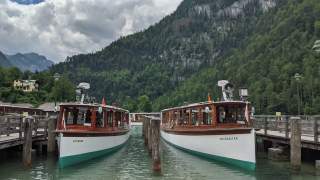 Elektroboote am Steg des Königsseees