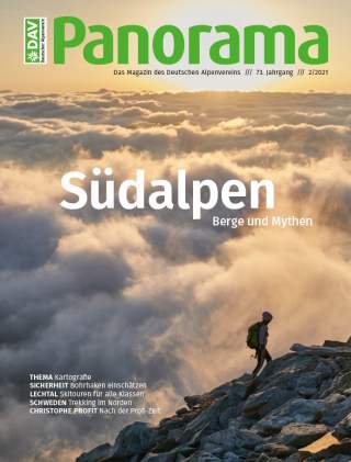 Eine Person mit Rucksack steht auf felsigem Gipfel und blickt auf ein Wolkenmeer bei Sonnenaufgang oder -untergang. Der Text auf dem Bild lautet „Südalpen - Berge und Mythen“.