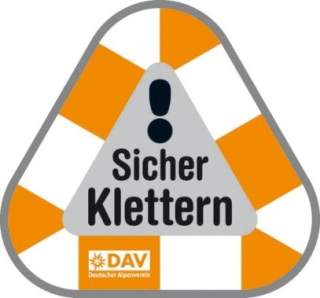 Warnschild mit dem Text „Sicher Klettern“ und einem Ausrufezeichen, umgeben von orange-weißen Streifen, Logo des Deutschen Alpenvereins (DAV) unten links.