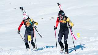 Finn Hösch und Tatjana Paller in der Tragepassage beim Skimo-traiing