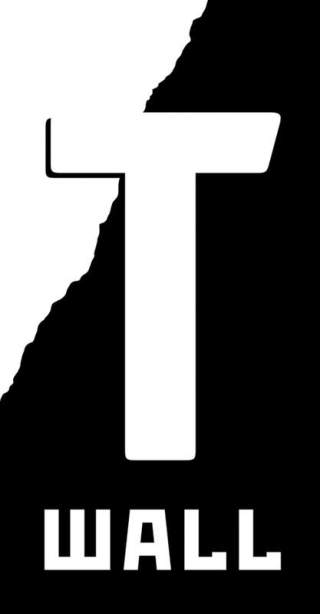 Schwarz-weißes Bild mit einer großen, stilisierten weißen Buchstabenform „T“, der eine Wand symbolisiert, darüber ein Teil einer Struktur, darunter das Wort „WALL“ in weißen Großbuchstaben auf schwarzem Hintergrund.